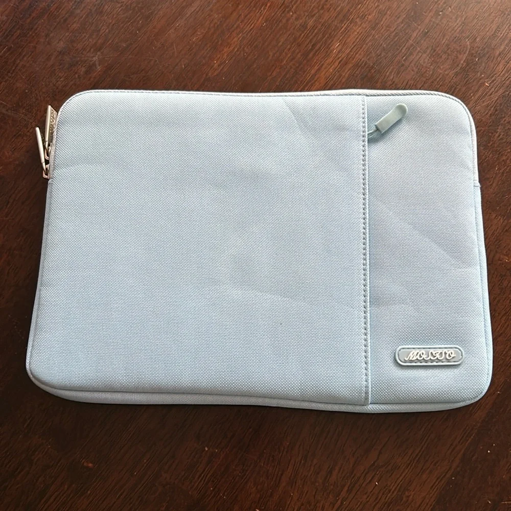 iPad/tablet zippered padded carrying case light blue new without tag